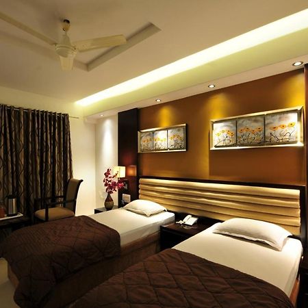 Hotel Surabhi Regency Anand Ngoại thất bức ảnh