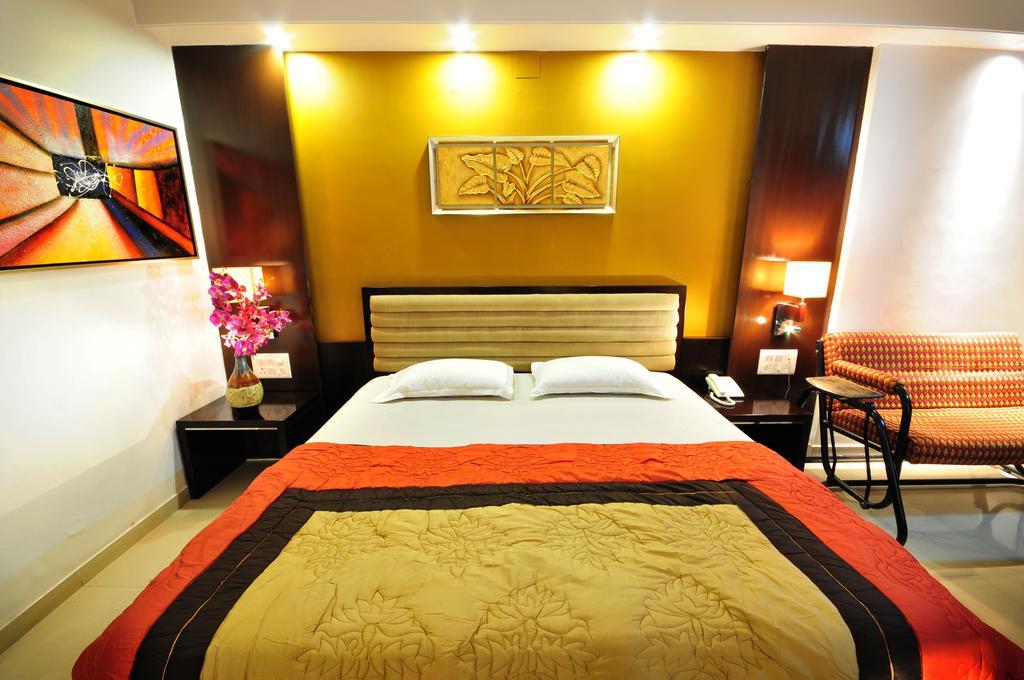 Hotel Surabhi Regency Anand Ngoại thất bức ảnh