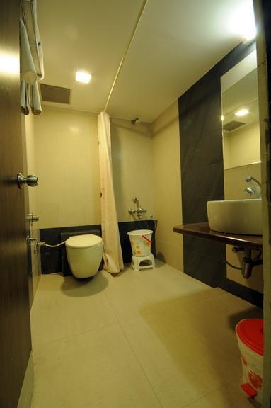 Hotel Surabhi Regency Anand Ngoại thất bức ảnh