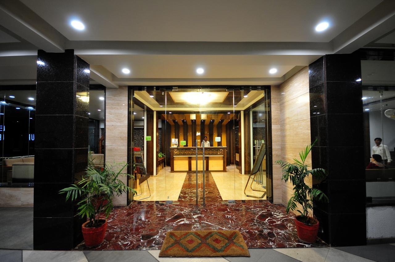 Hotel Surabhi Regency Anand Ngoại thất bức ảnh